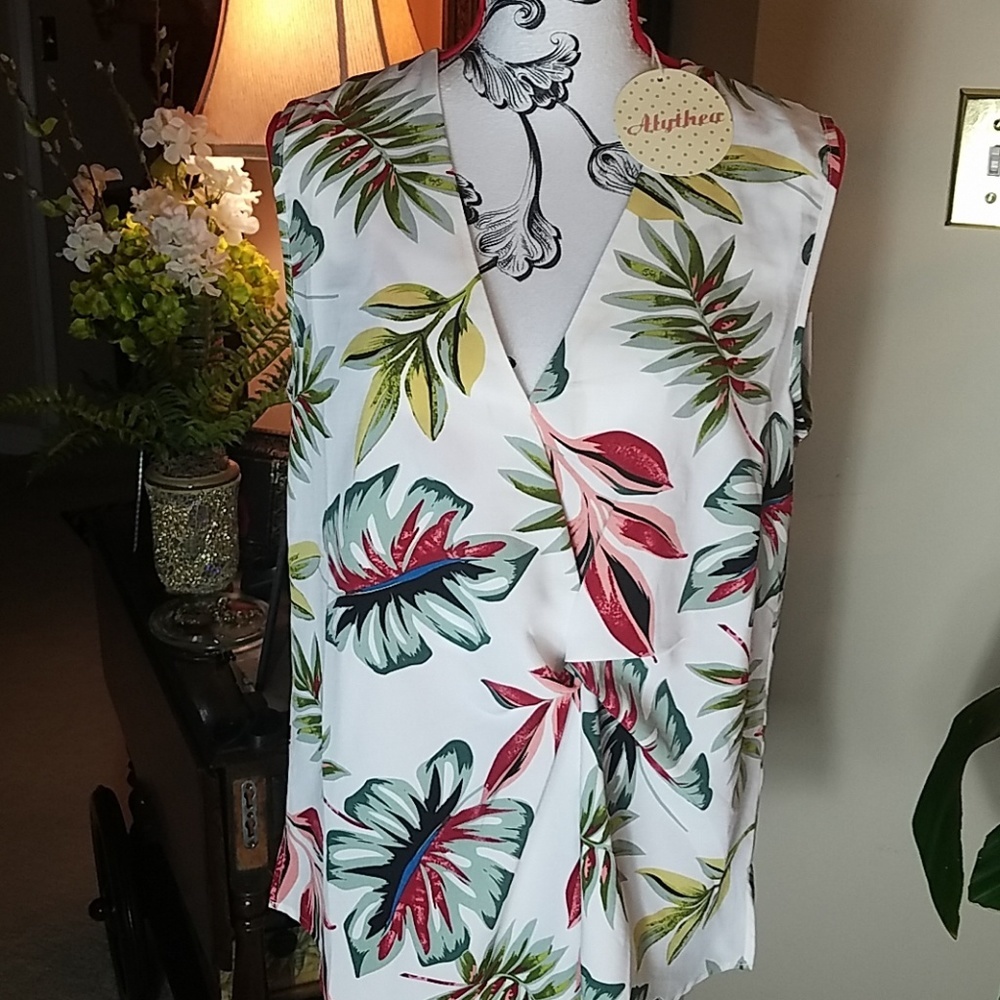 NWT, Alythea, 0247, Women's White Floral top with V-neck and rusching in size XL
